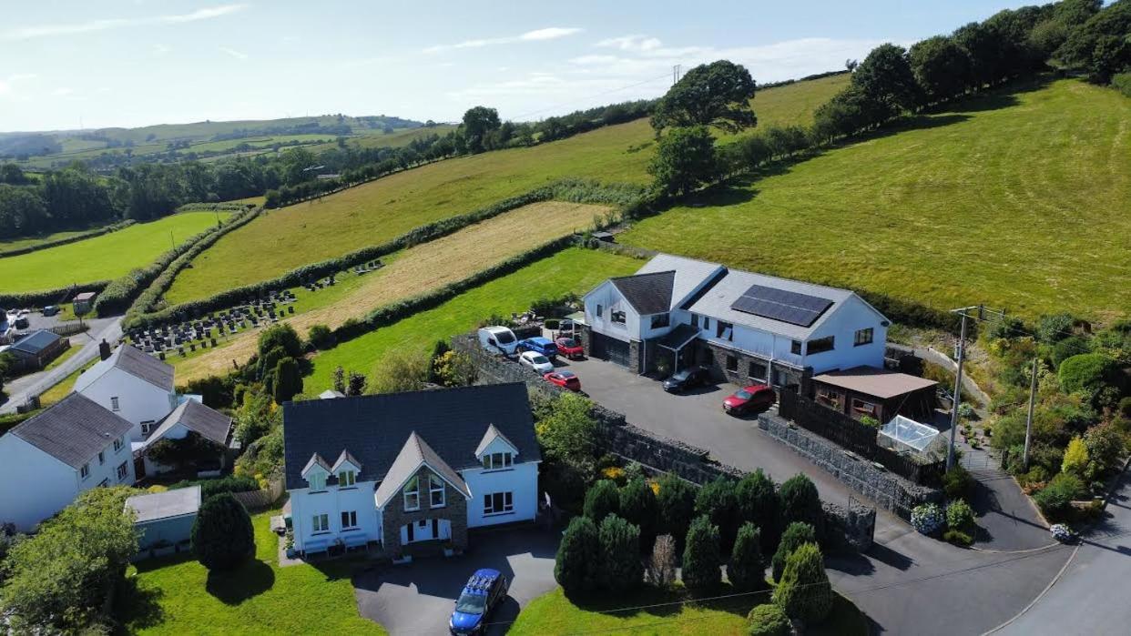 Y Grange Bed and Breakfast Llanfihangel-y-Creuddyn Eksteriør billede