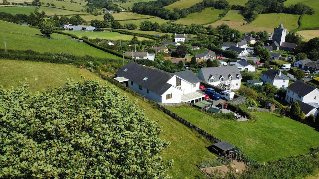 Y Grange Bed and Breakfast Llanfihangel-y-Creuddyn Eksteriør billede